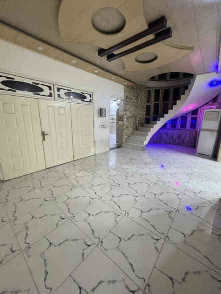 السلام عليكم 
بيت للايجار مؤثث وجاهز للسكن 
الموقع / التقيه الثالثه 
المساحة ٢٠٠م 
يحتوي ع 
غرفة نوم مؤثثة غرفة + سبلت
صالة تحتوي ع سبلت 
مطبخ مؤثث كاونتر +سبلت+ طباخ 
استقبال تحتوي ع تخم قنفات + سبلت 
مجمع صحيات خارجي وداخلي 
للاستفسار الاتصال /***********مصطفى اياد
