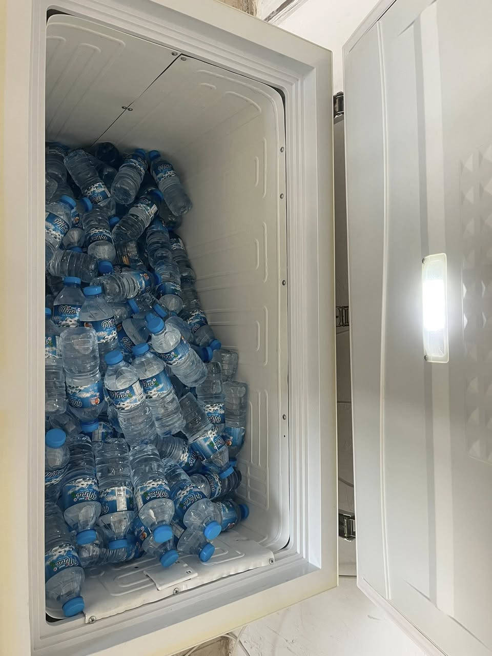 مجمدة للبيع ٢٥٠ بيها مجال فول نظافة ***********
