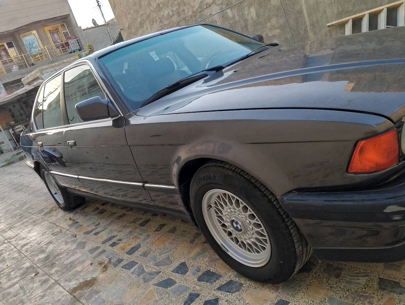 سيارة BMW موديل 730، بحالة جيدة. اللون بني ولديه إطارات معدنية بمظهر جذاب. الديكور الداخلي مريح ومصمم بأناقة.

السيارة مصانة وجاهزة للاستخدام اليومي. مناسبة لعشاق السيارات الكلاسيكية والموثوقة.