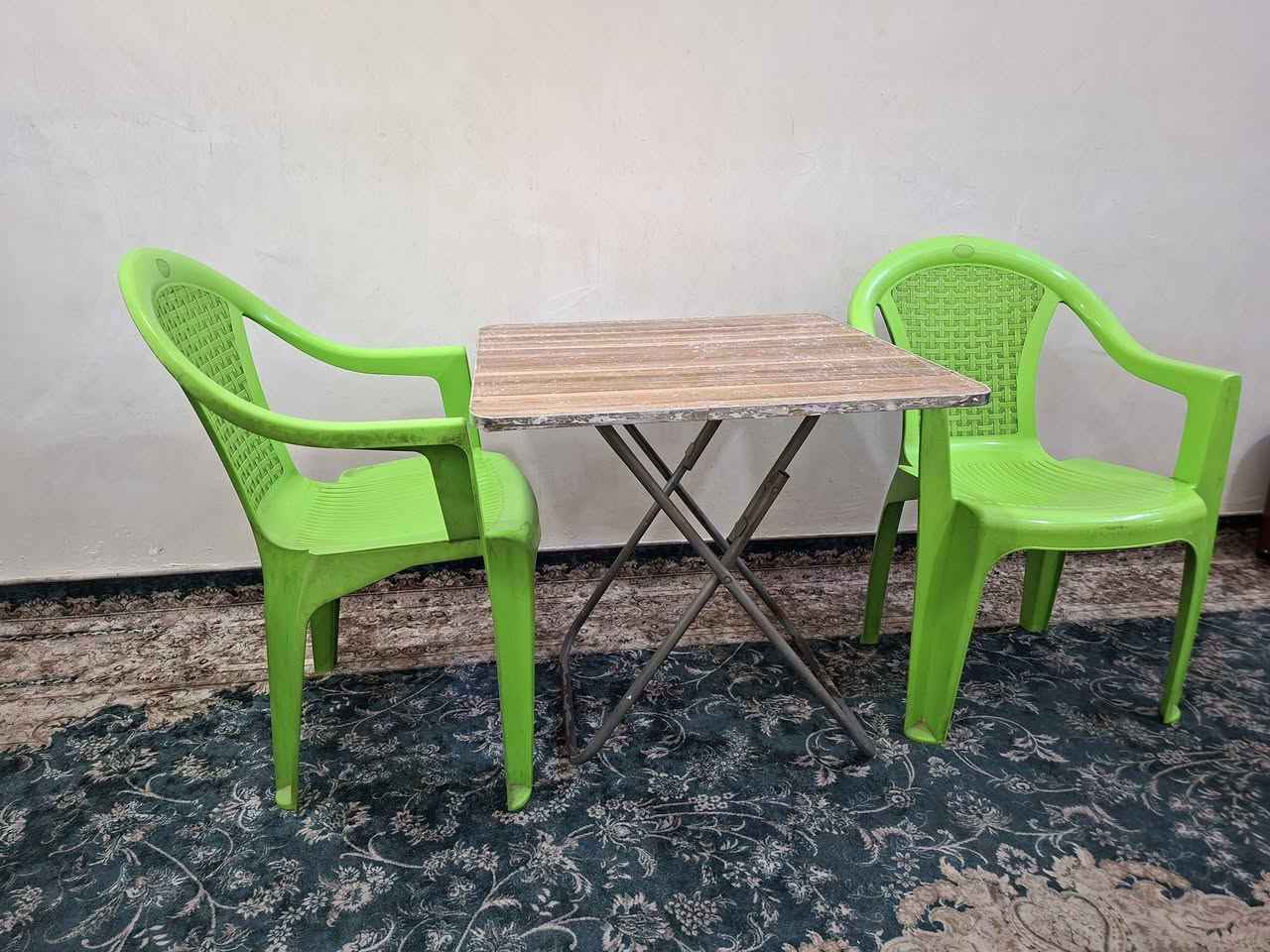 ميز طعام مع كراسي عدد 2
بغداد القاهرة قرب جامع النداء 
***********
