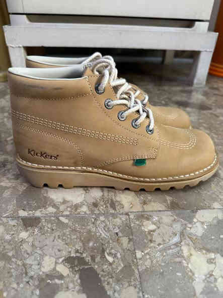 للبيع احذيه رجاليه نوع كيكيرز قياس ٤٢ 
***********
