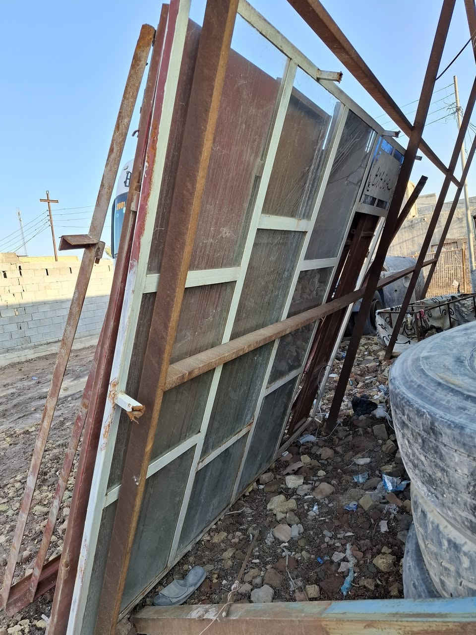 السلام عليكم عندي بيبان مال محلات حديد ثقيل  عدد 3 واحد جديد ما مشدود وثنين مستخدمات عرض 3 متر طول 2.50 وجام خانه حديد طول 3 متر عرض 2.50 وعندي جام خانه المنيوم مستخدمه طول 2.80 وعرض 3 متر (( مكاني البصرة ))
للاتصال : *********** 
واتساب : ***********
