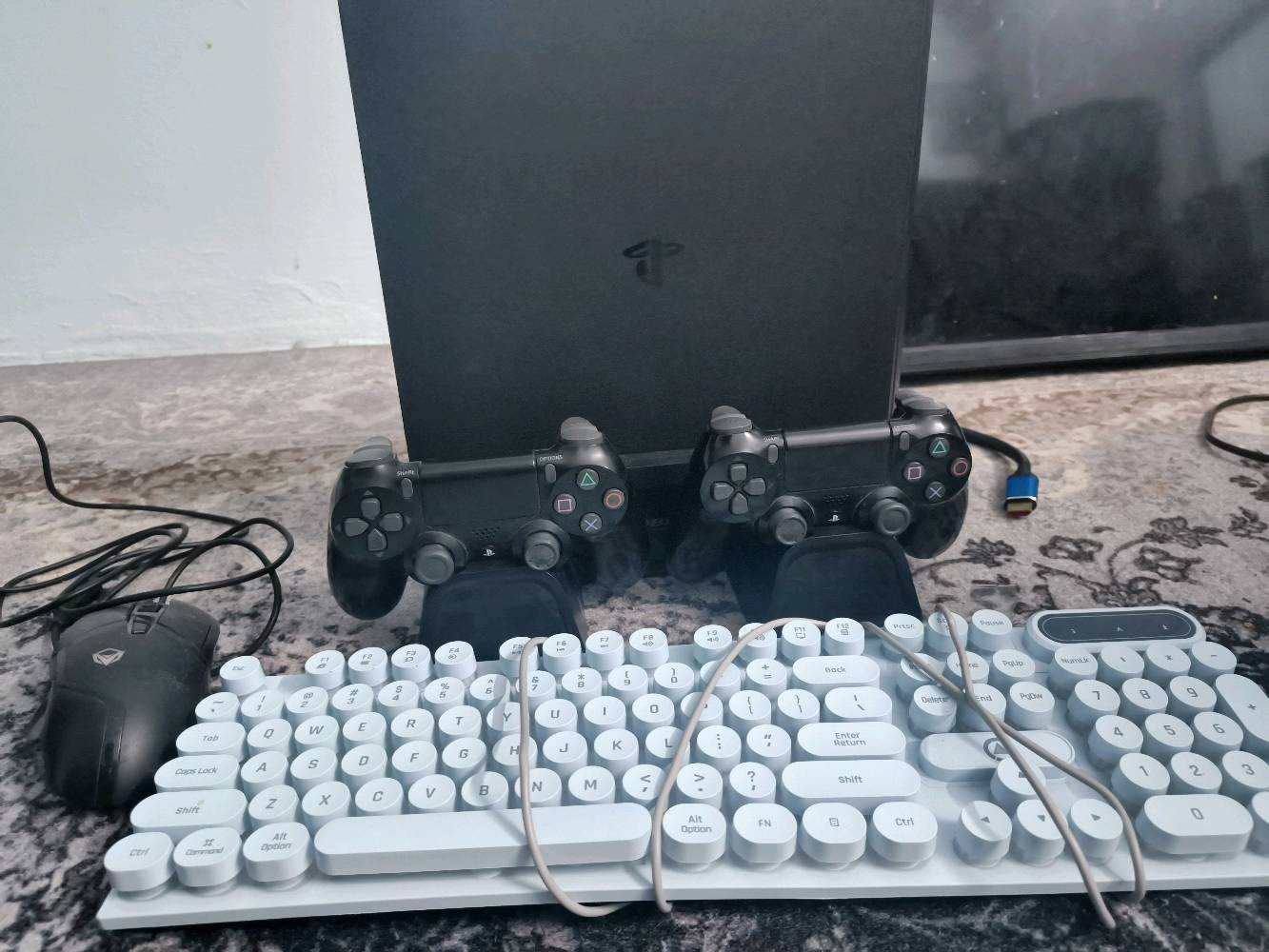  بلي فور اخو الجديد نضافه 100%100يجي وياه ٦ لعبات ٤ اقراص ولعبتين من داخل الجهاز وحساب Gta قوي ويجي وياه كيبورد وماوس وقاعده