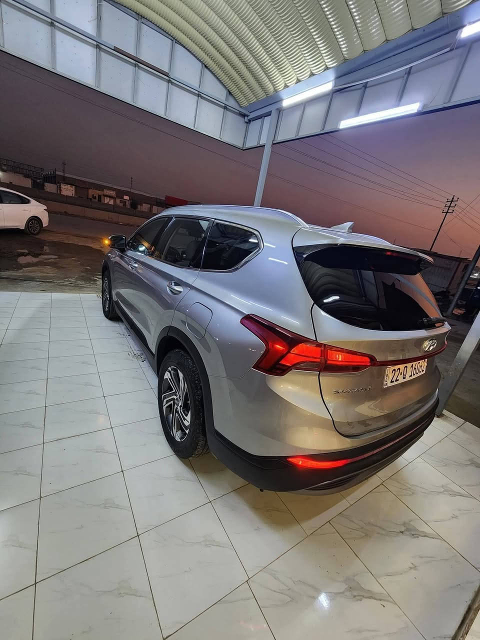 سلام عليكم للبيع فقط 
سنتافي موديل 2023 وارد امريكي 
فول مواصفات عدا الفتحه والفور ويل
حادثه صوره رقم شاصي مرفق فقط بنيد مصبوغ وبارد بحافه جاملغ بدون دواخل ولا ايرباك ولاتبديل مواصفاته 
بصمه تشغيل وابواب وتشغيل عن بعد 
5 راكب 
محرك ٢٥٠٠ تنفس طبيعي 
شاشه كبيره كامره دواره 
تحكم استيرن جهتين 
تبريد قطعتين كشن كهربائي سايق تدفئه بلكشن شاحن وايرلس وظعيات قياده اطفاء ذاتي اريل نفكيشن جنطه كهرباء وباقي مواصفات معروفه ماشيه ٦٠ مايل
رقم اربيل الدولي تحول مباشر وسياره جديده وجاهزه مابيه اي نقص
سعره 195 ورقه 
مكاني بغداد جكوك 
اي استفسار/ ***********
                  /***********
