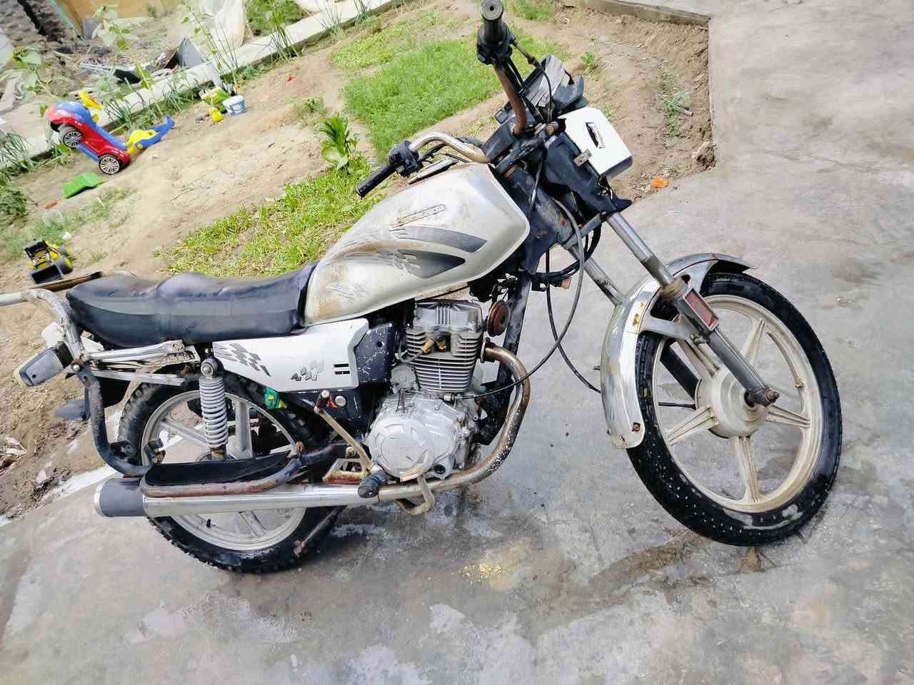 دراجه فيوم للبيع كلهه شغاله نضيفه السعر ١٥٠ المكان طويريج ***********
