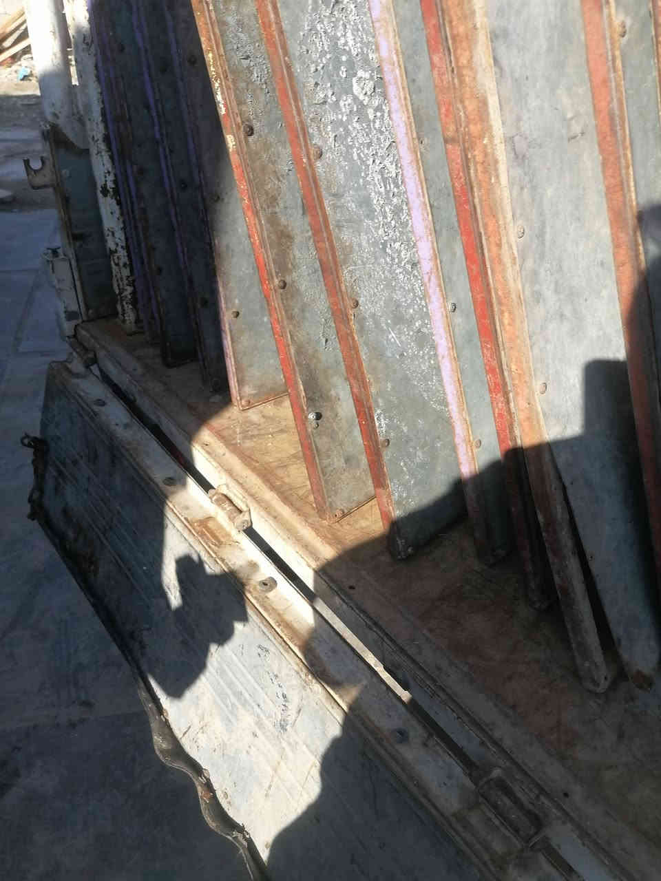 ميز حديد مقلون نظيف العدد ٧٠ بغداد ***********
