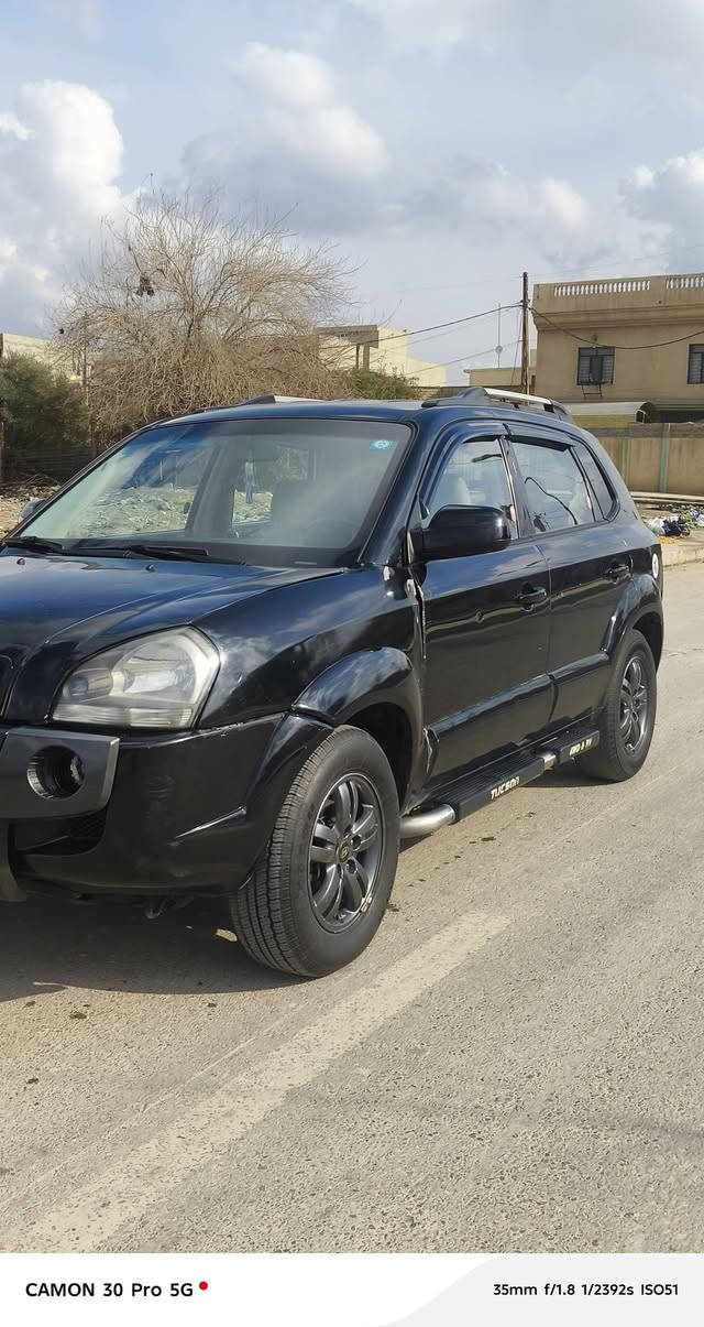 للبيع تكسون 2007 محرك 6 سلندر 2700 شرط والكير والطخم شرط باسمي كابون بانزين بيها صبغ حزام جمالية السعر 80 و بيها مجال للتواصل,
***********
***********
