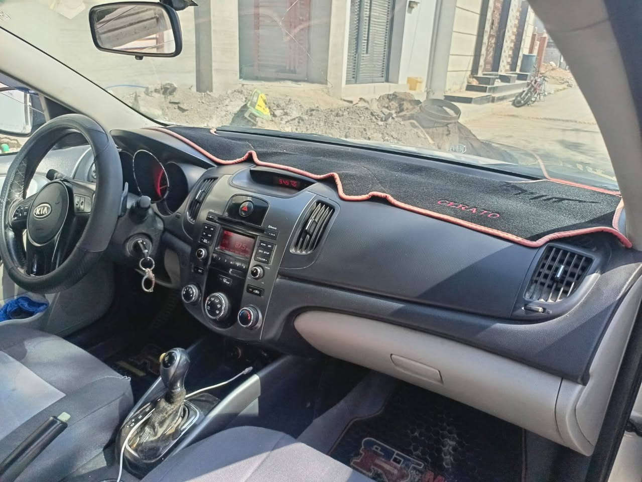 كيا سيراتو موديل 2013 محرك 1600رقم اربيل باسمي تحويل ثاني يوم سنويه 2028 هزه جديده كير محرك مكفول سياره سونار موضح كلشي 
 مكانها ديالى بلدروز 
***********
السعر 115 وبيها مجال
