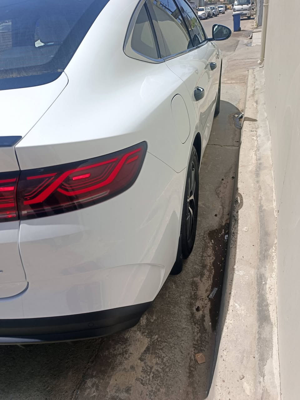 ‏بي واي دي موديل 2024 كن L
ماشية 9000 كم محرك 
هايبرد 1.5 لتر + محرك 
كهربائي بقوة إجمالية 
تتجاوز 210 حصان 
ناقل حركة أوتوماتيك 
90  واط بطاريه 
💎 فتحه سقف بارامه 

شاشة وسطية ترفيهية
شاشة عدادات رقمية بالكامل
مقاعد جلد زيتوني 
نظام رادار ومثبت سرعة ذكي 
5 كاميرا 360 درجة 
حساسات أمامية وخلفية
كرسي السائق كهرباء
رنكات حجم 17 أنش
علامه ضوئيه BYD
 
ماشية 9000 فقط
على وضع الشركة مكفولة 
رقم بغداد سنويه باسمي
مكانها بغداد  بلديات 9 نيسان 

 الرقم الهاتف ***********
