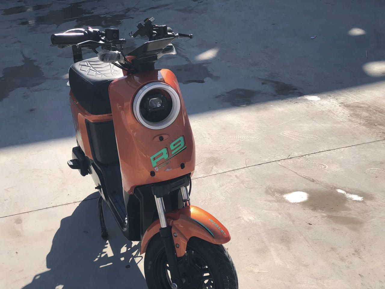 سلام عليكم
R9
جديدة 
بلاتوث 
بطاريت 5
نضام بك
نضام يوسبي
قفل ستيرن 
مكان بغداد ببشام 
السعر ٤٧٥
الستفسار 
***********
