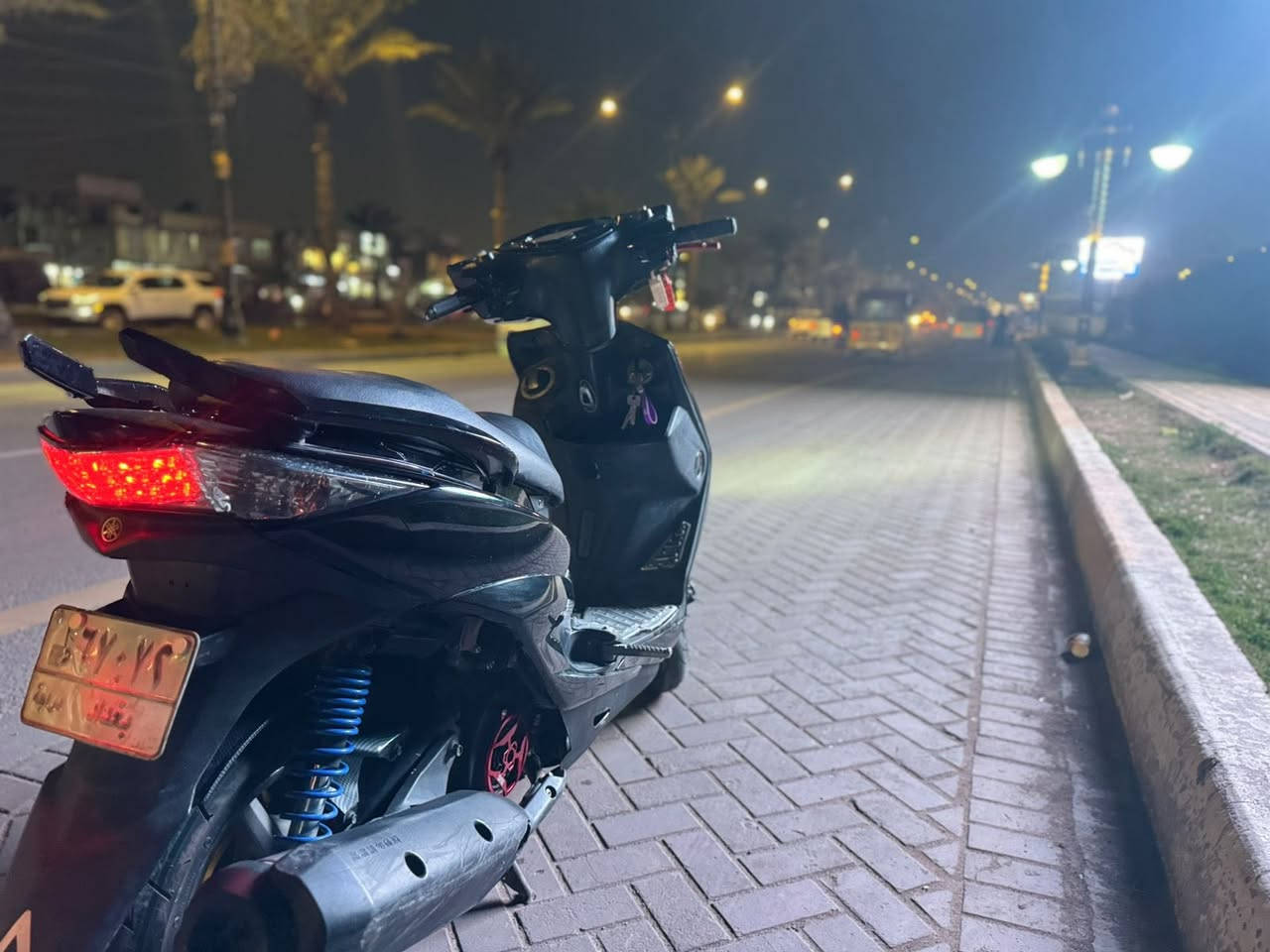 السلام عليكم  سكنس لد ياباني قبق نفخ استان كهربائي مرقم التحويل ثاني يوم الدراجه حلوه ونضيفه ملاحضه الدراجه بيهه كفرات كامل تايوان اصلي مو التقليد الطبكه موس مثل مموضح والدرجه بيهه كلج خلفي رياضي WF اصلي وكاله بس الدراجه ما ادري ليش بيهه شويه يطلع دخان من الصالنصه بس الصبح ومن اطلع بيهه كبل يروح وما يطلع بعد ابدد واني امانت الله اديرلهه كله دهن موتل الاصلي وبانزين محسن 
الدراجه قفلهه (17$) قفل قفل قفل ولحد يخابرني يكلي بيهه مجال 
ممتواجد بس عل رقم 
مكاني بغداد 
***********
