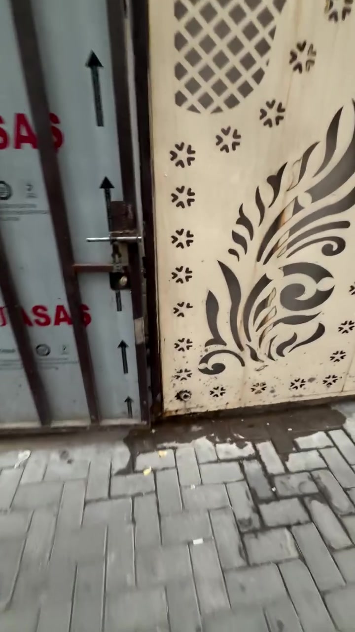 دار للبيع زراعي سند ٢٥
مساحه ٤٠ متر 

موقع الصليخ ٥٤ شارع اسواق زيد 

 قرب جامع حميد المجيد 

واجهه ٤ نزال ١٠ 

طابق ارضي صالة مطبخ خدمات 

طابق اول يحتوي عليه غرفتين نوم 

طابق ثاني غرفه سطح 

ستفسار مع صاحب دار مباشر بدون دلاليه 

***********
