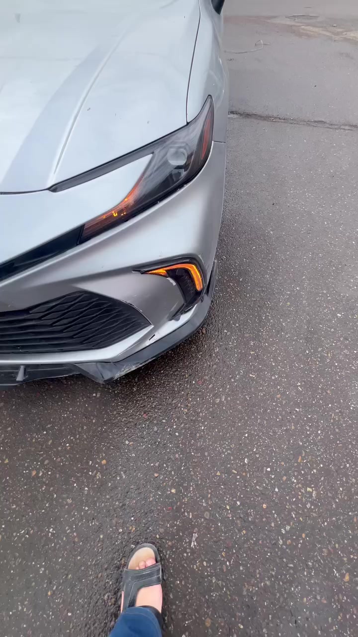 السلام. عندي دعامية كامري 2025. للبيع اصلية لونها ابيض مصبوغة سلفر شذرة. واللد والشباك هم قيم واخذ  للاتصال ***********
