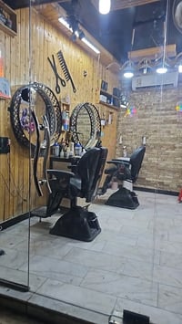 اغراض حلاقه • كراسي ٢ • مرايا ٢