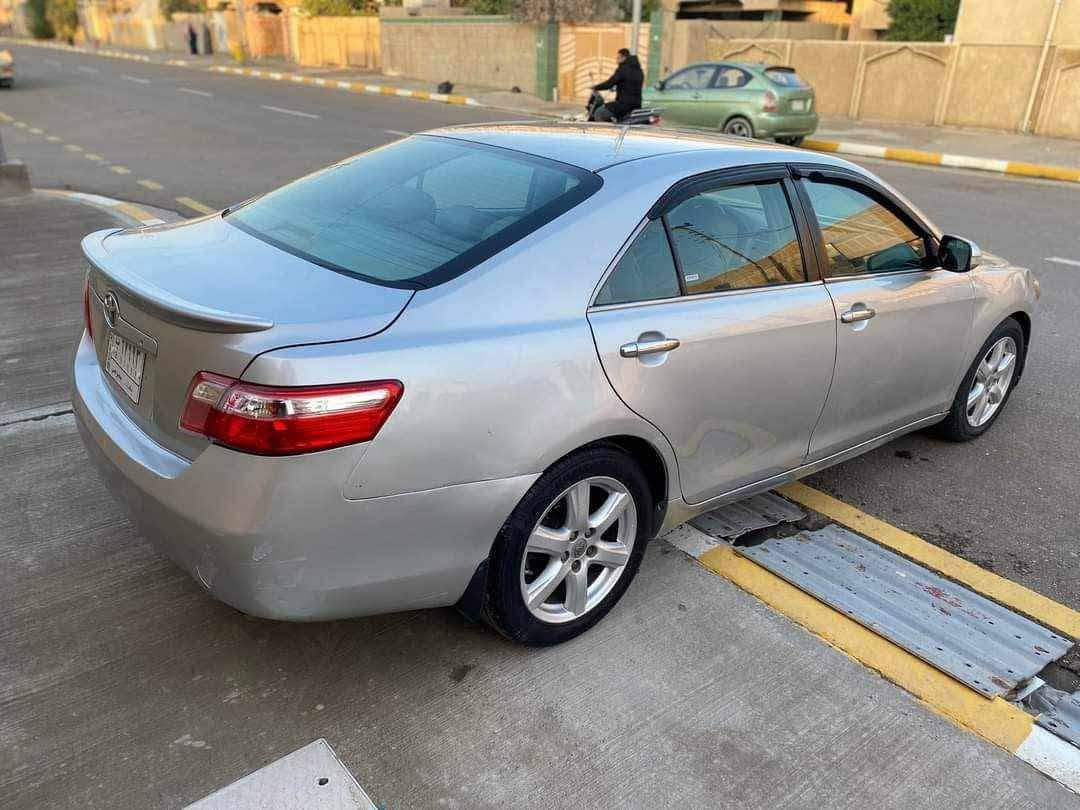 كامري موديل ٢٠٠٧ امريكي 
سياره مصبوغه حزام وبيها جراد صفحة السايق 
حداديه جيده 
كير خير من الله
تبريد ثلج  
محرك 2400 بيه تبخير قليل
رقم سياره بغداد بااسمي تحويل ثاني يوم 
سياره جاهزه 
مكان سياره الفلوجة 
السعر 93$ وبيه مجال كلش بسيط
***********
