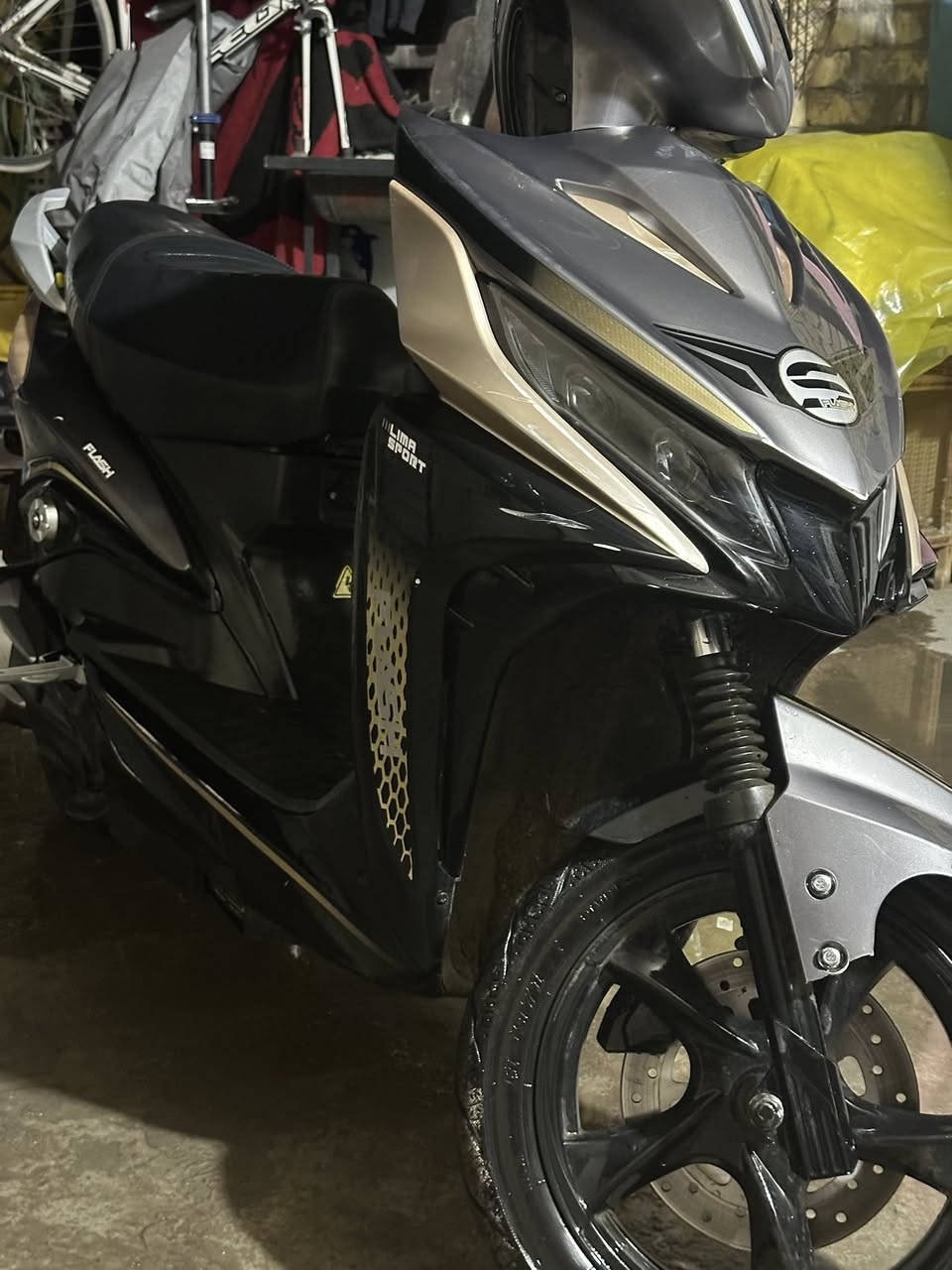 سكنس مستخدم للبيع
كلوب زنون اشارات دبل اشاره
نضام  R,D,P
سرعه 65 
بطاريات ٦ دبل كرافين 26 امبير  72 فولت
حساس بريك وستاند
Usb شاحن للتلفون 
بريكات دسم دهن حجم التاير ١٢ 
ملف 2000w 
وقفل بمكان الجوزه 
وسوي وبصمه وتشغيل عن بعد ومانع سرقه  عدد 2
شاشه تطلع الاعطال
شاحنته الاصليه
تمشي 40 كيلو مسافه 
مكاني شهداء البياع 
واتساب ***********
السعر 900 وبيها مجال
