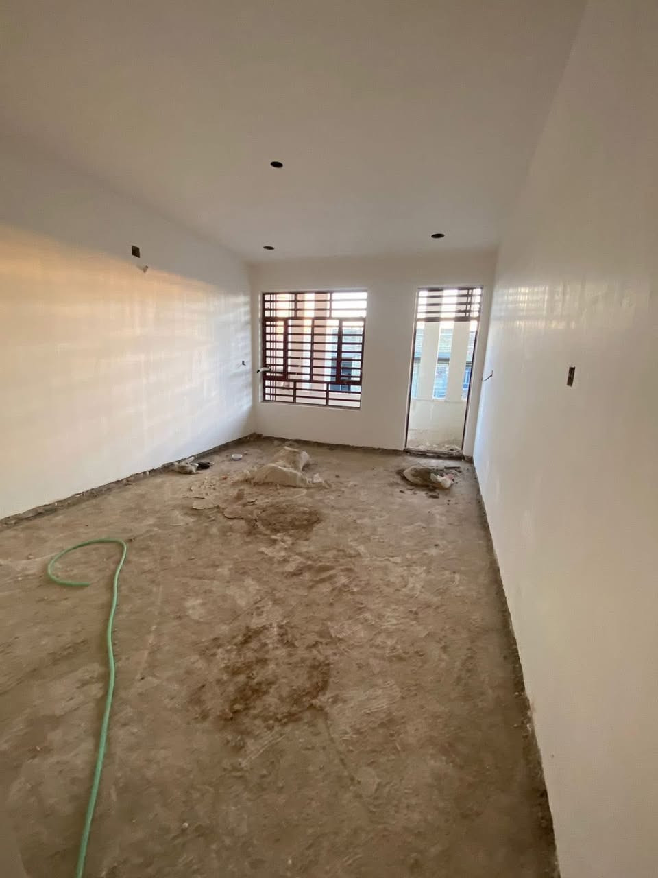 الدار للبيع 🏡 السعر /250💸مليون وبي مجال 💛
بناء درجة اولى حائط مستقل 
قيد الانشاء 🏡
الشعب شارع الاسواق المركزية خلف نادي العربي
المساحة 90 م
يحتوي الطابق الارضي على كراج وخدمات خارجية ومغسلة 
الدار مدخلين 👌👌
استقبال ومطبخ حار وبارد ومنور وخدمات وغرفة نوم
ويحتوي الطابق الثاني على غرفتين نوم وخدمات ومكان غسالة وبيتونة كبيرة
وسطحين 
(للاستفسار اكثر يرجى الاتصال على الرقم 
متواجد هذا الرقم على الواتس اب والماسنجر (*********** )
او على الرقم التالي ***********
او زيارة مكتب تبارك للعقار والمقاولات الكائن في شارع الاسواق المركزية قرب مطعم ميامي
