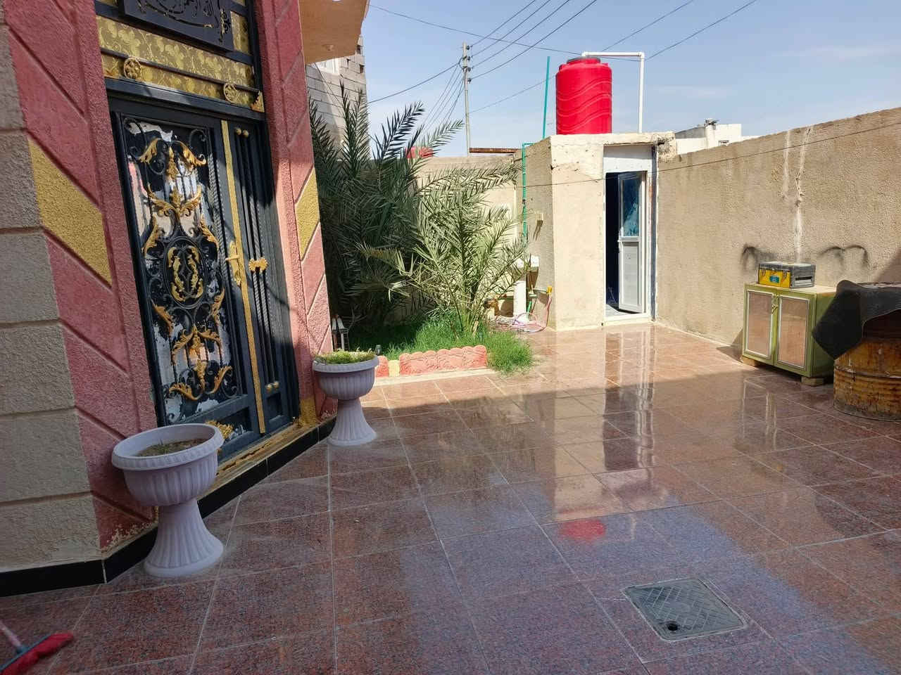 السلام عليكم ورحمة الله وبركاته
دار سكن للبيع المساحه 200 متر
 موقعه جيد بصف الركن عل تبليط مباشر

العنوان : البصرة ابي الخصيب حمدان
 ( المعاريف ) قريب مدينة الاندلس السكنيه 

العقار : طابو زراعي عراقي سند 25
وكالة ونسخه من الطابو ومكاتبه

يحتوي الدار على غرفتين نوم وديوان وصالة ومطبخ وصحيات او صحيات خارجي او داخلي ومناور ثنين
 او حديقه وكراج سيارة 
شارع 10 متر يبعد عن السايدين الفوك 300 متر للعلم ⁉️
 بناء البيت حديث مع توفر كافة الخدمات منطقة هدوء
 خدمات ماء كهرباء مجاري انترنيت ضوئي تبليط باب
 البيت مدارس حكومية واهلية مستوصف سوك قريب

السعر : 110 مليون او بي مجال
للاستفسار ***********
