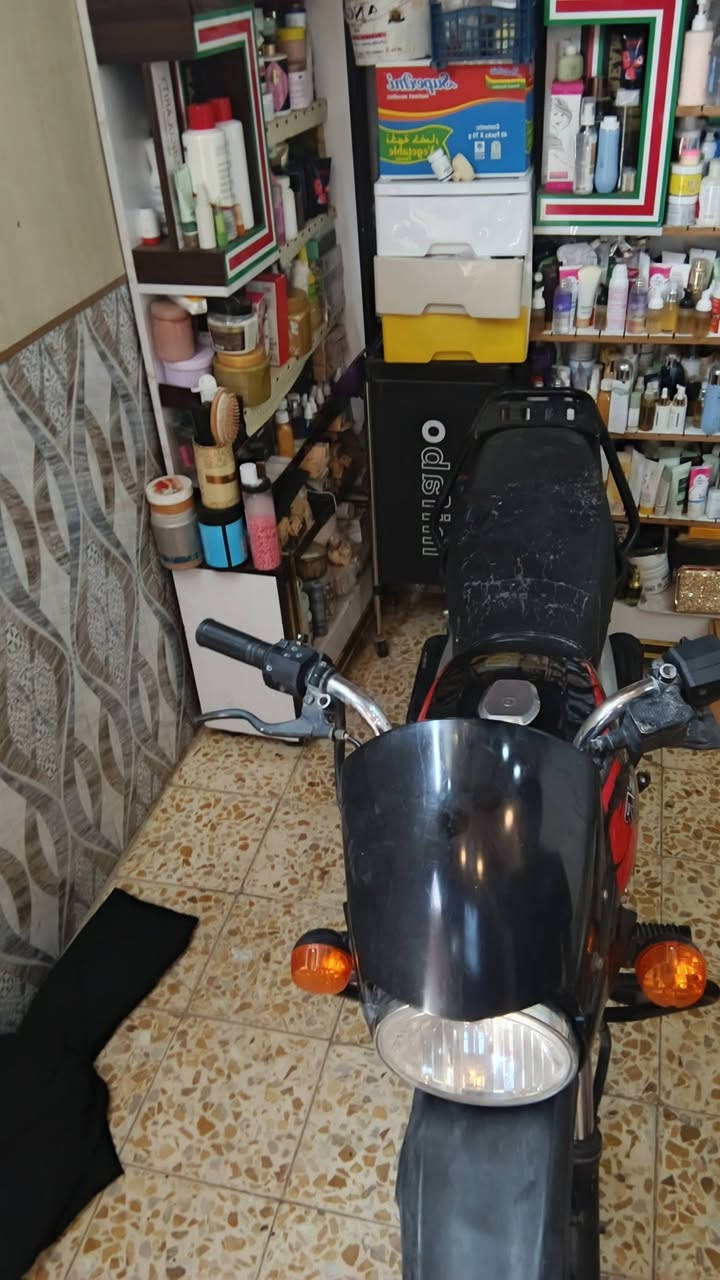 سلام عليكم بوكسر موديل 21دراجه شغاله وتجفيت جديد شركه وراق أصولي وياها وصل المصطفى نقص باتري السعر مليون وبيها مجال قليل مكان بغداد مدينة الصدر شقق الحبيبيه وتساب ***********

