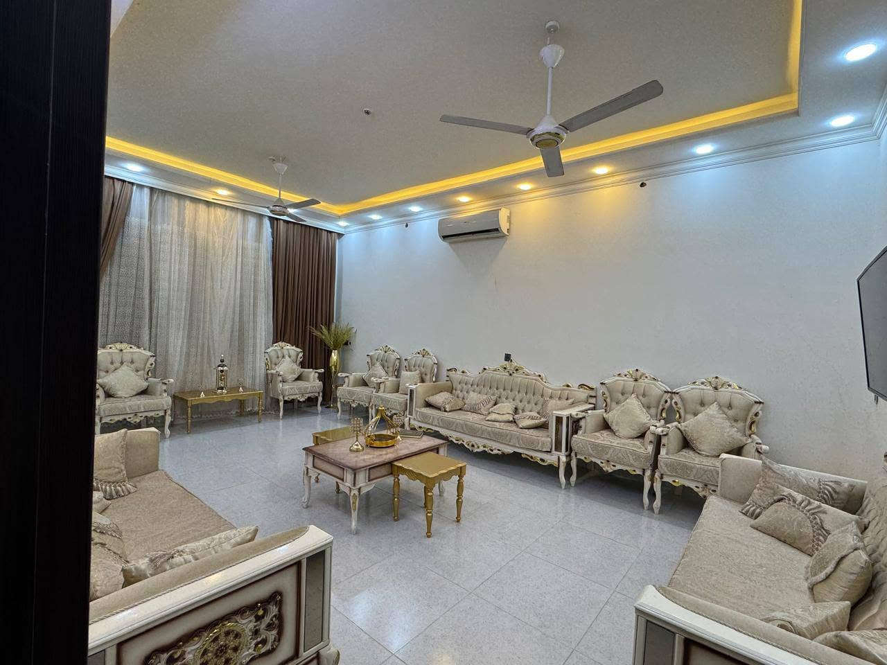 ​🏠 بيت للبيع في مجمع النخيل السكني (مع كامل الأثاث) 250م طابو صرف 
الموقع المتميز: الفلوجة، مجمع النخيل السكني الكائن على شارع 40 البورديني (المجمع يقع في منتصف المدينة).

​موقع البيت داخل المجمع: يقع على أول شارع بالمجمع بعد شارع 40 (شارع بعرض 15 متر).

​الخدمات: خدمات كاملة ومتكاملة (تبليط، إسالة ماء، شبكة مجاري، بالإضافة إلى أسواق خاصة بالمجمع).

​🛏️ تفاصيل وتصميم البيت:

​عدد الغرف: يتكون البيت من 5 غرف نوم موزعة كالتالي: 

​الطابق الأرضي (جوه): غرفتين نوم + استقبال + مطبخ.

​الطابق العلوي (فوك): 3 غرف نوم نظام (ماستر).

​الإضافات والتعديلات: تم إضافة غرفة إضافية للبيت، مع ديكورات ونقوش مميزة للسقوف (الجبسمبورد).

​🛋️ الأثاث والتجهيزات الملحقة (البيع مع كامل الأثاث):

​التبريد: البيت جاهز ومجهز بالكامل بأجهزة التبريد (في كل غرف النوم، الاستقبال، والمطبخ).

​المطبخ: يحتوي على كاونتر تركي فاخر من المرمر.

​الأثاث: غرف النوم مؤثثة بالكامل (يوجد 3 غرف مجهزة، من ضمنها غرفة مخصصة للأطفال).

​📞 للاستفسار والتواصل:

​رقم الهاتف: ***********

​أو التواصل عبر: الرسائل الخاصة.
