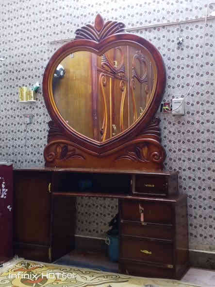 كنتور ملحق و ميز مراية كنتور بحاله جيده و ميز مراية يحتاجله ترتيب للمجرات سعرهن ٢٥٠ عنواني الحسينيه 
***********
