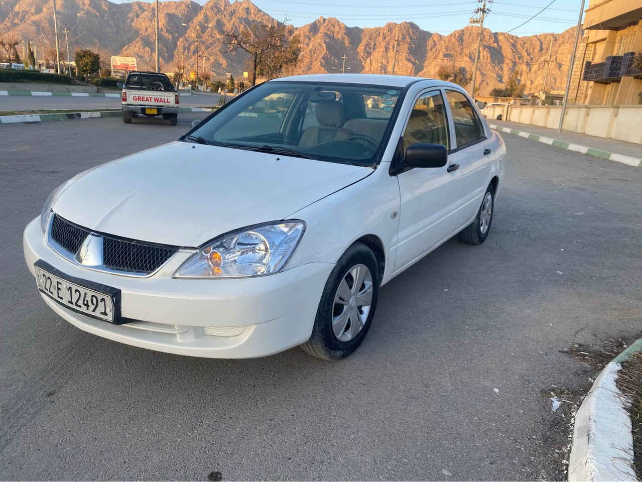 ***********
What is ***********

لانسەر مۆدێل ٢٠٠٧
سپی بەفری
ته نها كارت و هه يه سياره كه 
پيش و پشت كه پسه 
سه نه وي تاكو ٢٠٣٠ نويه 
گێڕ تۆماتیک
مەکینە گه وره يه

وتۆڵ و بێ کێشە 
شوێن ڕانیە...
؛ رانية, السليمانية
