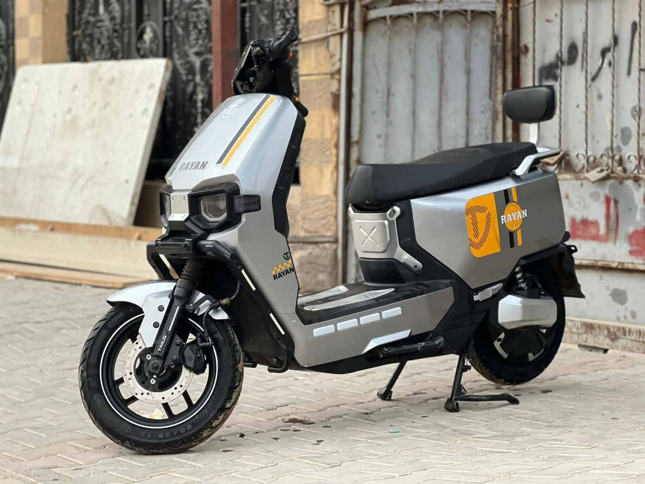 دراجه ريان وحش الكون المعرف لا يعرف .
دراجه جديده صار شهر من ماخذها .

سويج و بصمه 
ثلاث سرعات 
شاحن اصليه 
بطاريات 6 مسطره 35 مبيرا  ملف 2000 نوع كرفين.
72 v 
نظام بارك 
نظام امان 
لايتات و لدات كامله 

فقط بيها البطاريات شوي كلش منفوخه امانه الله بس ما تاثر 
تمشيك 30 كيلو عله اعلى سرعه و 40-45 كيلو عل سرعه العاديه .

بسعر 775 
صور كبالك ل الوحش محتاج فلوس قسط جامعه عندي و دراجه تخبل والله
مكاني بياع .


**إذا كنت صاحب هذا الإعلان وتريد حذفه لأي سبب، رجاءا أرسل رسالة إلى الدعم الفني**