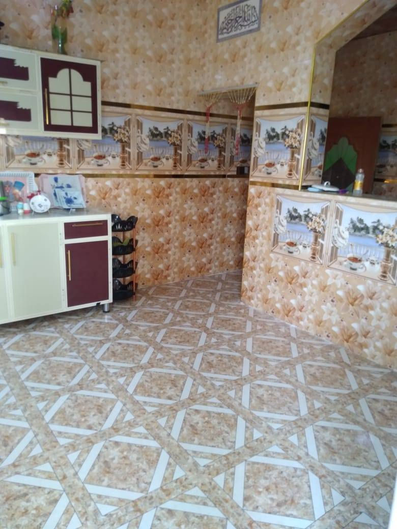 للبيع بيت مساحته 300م يحتوي على 2غرف نوم وصاله واستقبال ومطبخ وصحيات وحديقه وكراج  سياره
الشهامه شارع الحلابسه
واصل كافه خدمات 
ماء كهرباء تبليط 
زراعي السعر 45
***********
***********
