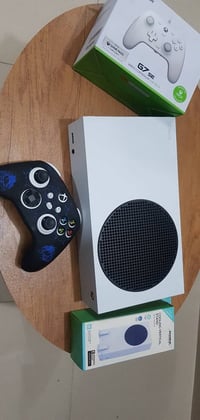 للبيع s Xbox Series معا يد تحكم ثانية+مروحت تبريد   السعر 450الف   الم...