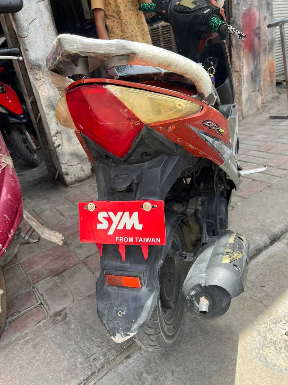 #للبيــع
سايم موديل 19 بدون اوراق محرك بلادي ماطور شغال مكانــه/رمـادي


**إذا كنت صاحب هذا الإعلان وتريد حذفه لأي سبب، رجاءا أرسل رسالة إلى الدعم الفني**