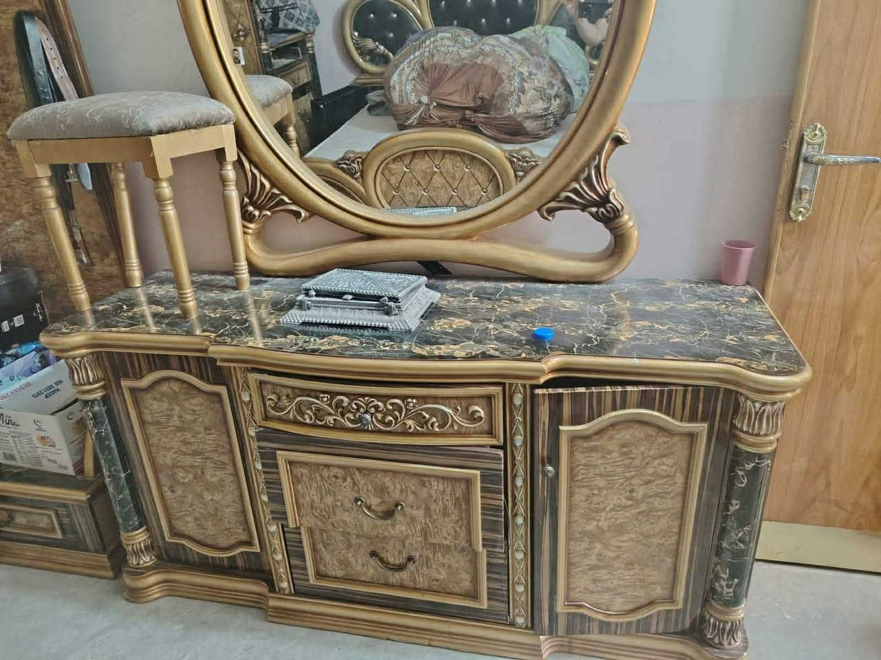 غرفه للبيع سعرها 200قفل بيع سريع شراي يتواصل معي مباشر ***********
