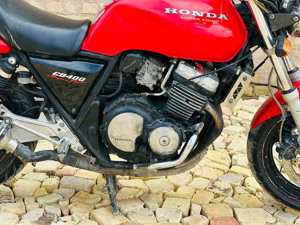 من رخصة الاآدمن السلام عليكم ،سيبي فور جيل اول 16 ولف محرك ما مفتوح كلشي شغال بيها، فقط تلحيضات بسيطة كلش، هس توني مسويلها ادامة الله شاهد من بدالات من راديتر من جوزة تشغيل تاير امامي جديد لايت عالي ناصي شغال دبل اشارة ، سطب خلفي  بريك بالمكان يكطع  تجي ترايك وين متدريد ،الدراجة اوراق
المكان ميسان  
السعر 13 ورقة وبيها مجال و اليجي ما ارجعه
*********** واتساب 
*********** اتصال
