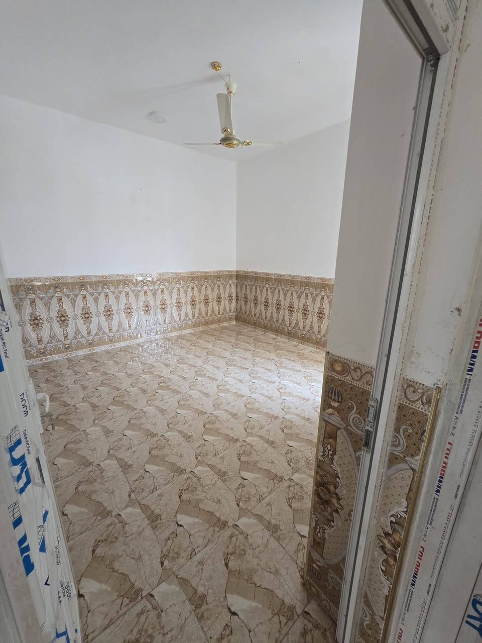 مشتمل_للأيجار كل التفاصيل مذكورة ♦
مشتمل طابق اول يعني فوك الأرضي 🏘 
يتكون من غرفتين +ستقبال +بلكون +صحيات+مطبخ +منور +درج معزول ♦  المساحة 133 متر 
العنوان ⛳ التأميم حي الدواجن قرب جامع حسن البصري او مدرسة الشفق 🏘 
السعر 350 الف ما عدا الكهرباء  *********** 
ملاحضة ما متواجد علئ الفيس ♦♦♦♦♦♦
