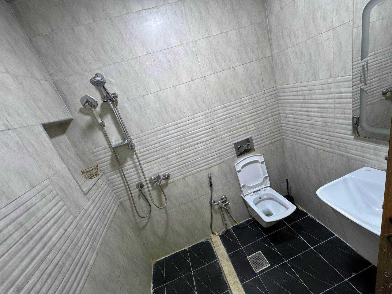 شقة راقية uhبتأثيث حديث وذوق عالٍ، ضمن بناية جديدة (صفر)، تجمع بين الراحة والفخامة، جاهزة للسكن الفوري، مع توفر جميع الخدمات.

تفاصيل الشقة:
 • 3 غرف نوم واسعة (إحداها ماستر)
 • صالة كبيرة وواسعة بتصميم أنيق
 • مطبخ كبير مجهز بالكامل بأحدث الأجهزة
 • عدد الحمامات: 2
 • سبالت حديثة وأجهزة كهربائية كاملة
 • إنترنت متوفر
 • كهرباء 24 ساعة
 • الكهرباء والإنترنت مدفوعة
 • بناية حديثة وخدمات متكاملة

📍 الموقع: العدل الثانية – كفاءات الغزالية – شارع مدرسة الحكمة
💰 الإيجار: شهري ….الايجار من المالك مباشرة بدون دلاليه
شامله التنظيف مرة كل اسبوع 
📞 للتواصل: *********** بغداد, العراق
