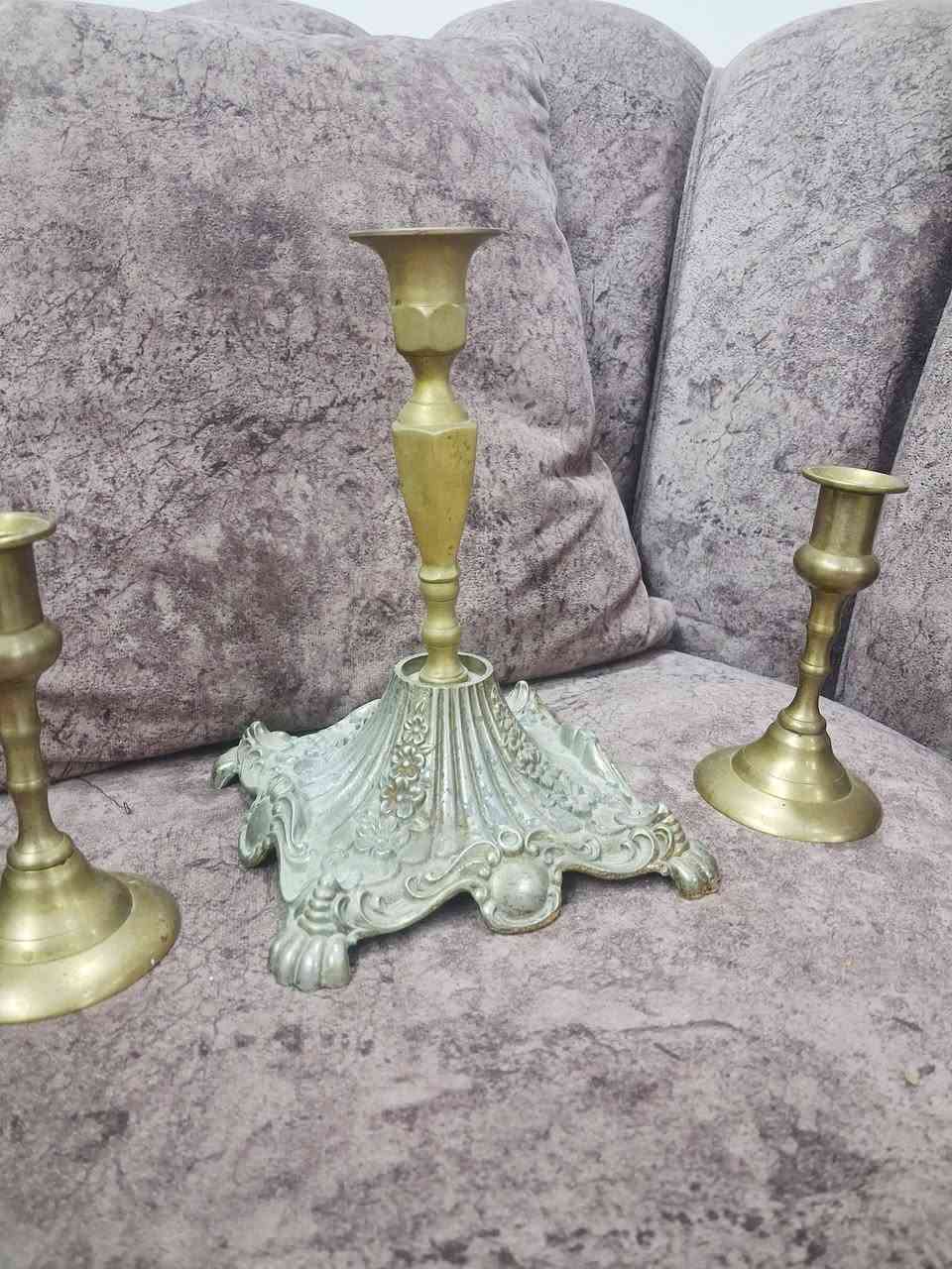 ✨ طقم شمعدانات نحاس قديم – قطعة فخمة لعشّاق الأنتيكا ✨
طقم مميز مكوّن من 3 قطع:
🔸 شمعدان كبير بقاعدة مزخرفة بتفاصيل كلاسيكية أنيقة
🔸 شمعدانين حجم أصغر بتصميم متناسق
مصنوعين من النحاس الثقيل، تفاصيلهم راقية ولمسة الزمن معطيتهم طابع أنتيك فاخر 👑
مناسبين للديكور الكلاسيكي، المداخل، الطاولات أو جلسات الضيافة.
📩 متوفر للبيع بسعر مناسب – للاستفسار خاص.


**إذا كنت صاحب هذا الإعلان وتريد حذفه لأي سبب، رجاءا أرسل رسالة إلى الدعم الفني**