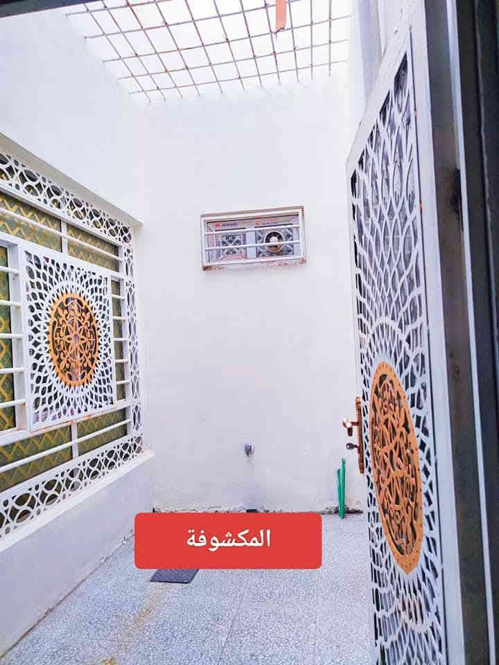 دار للبيع النجف الاشرف شارع علكم الشبلي مباشره المساحه الكليه 300متر تحتوي على ثلاث  غرف وصاله ومطبخ واستقبال وحمام داخل وخارج وسويت وكراج وحديقة ومحلات تجارية عدد ثنين بناء درجه اولى السعر 115مع المجال للاستفسار الاتصال او المراسله على الخاص ***********
