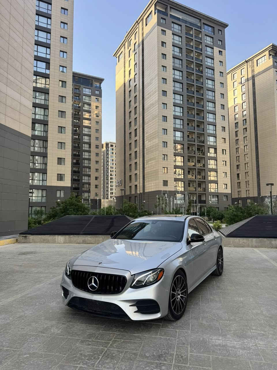 للبيع  مرسيدس e300    2017   بسعر مناسب  
سيارة عليها كت Amg 
وارد امريكي صبغ  بنيد فقط  وبيها  كم رصعة   بسيطة   بالكشر  خفيفات  السيارة تجي  فول  شاشة  متصلة   
جاهزة مابيها نقص  من ناحية  كير  محرك   تخم تاير  جديد   صدرها نظيف  خير من الله     رقم بغداد   تحويل مباشر  
مكانها  اليرموك او زيونة   سعرها 205   ورقة    و اعتقد  مناسبة  بالنسبة  لموديلها  ونظافتها   وهذا رقمي ***********
