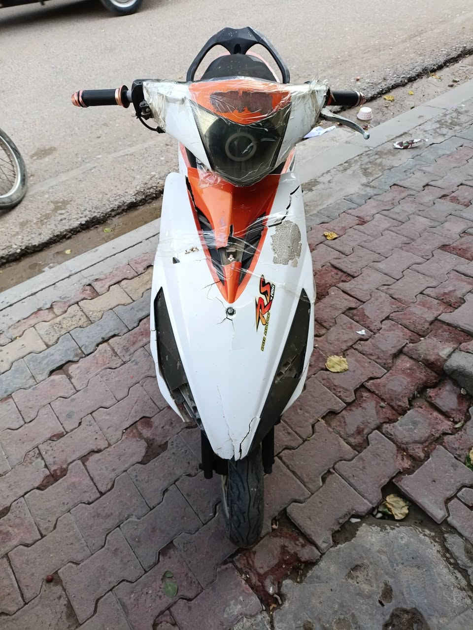 دراجه للبيع شغاله نظيفه بس الباتري مالها ما يشتغل السلف البقيه يشتغل كلها شغاله كهربائيات سعره 150قفل اوراق بيه
***********
