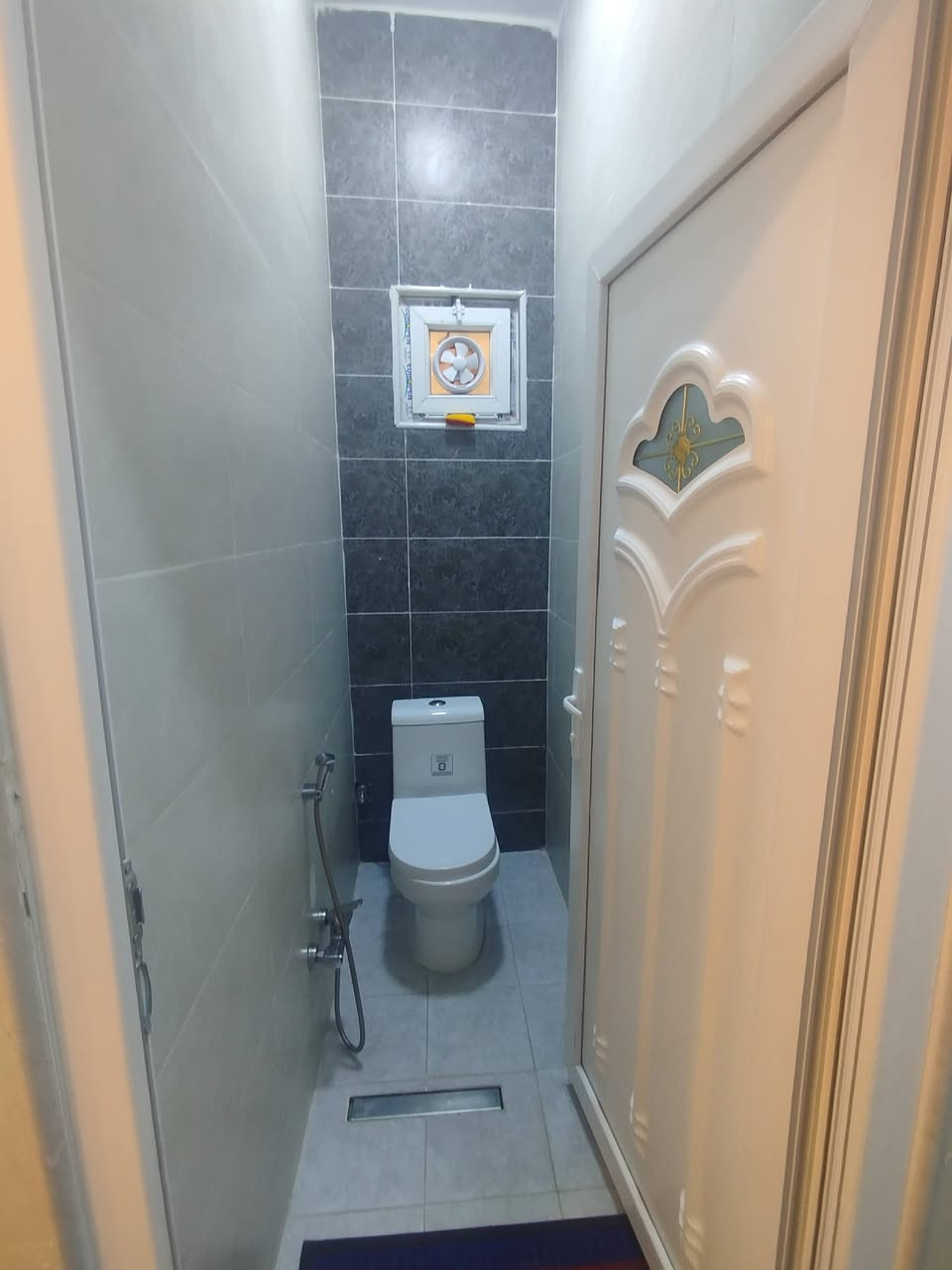 للبيع
بيت مساحة 100 متر مربع مدخلين واجهه 7.2 ونزال 14 متر 
بناء جديد . زراعي الجبور المنطقه اللي مقابل جامع الحميد المجيد اللي صاير نهاية الحمدانيه .
الطابق الارضي 
يحتوي على مطبخ 4×.3.2 معزول
استقبال  5×3.2 معزول
غرفة نوم 6×3.2 متر
هول داخلي 4.5 × 3.5 
مجمع صحيات متكامل يحتوي على لوندري + حمام معزول + تواليت معزول 
------------------
الطابق الاول 
يحتوي على 3 غرف نوم 
هول مساحة 3.5 × 4 
بالكون يطل على الغرفتين الاماميات
-----------------
الطابق الثاني 
بيتونه + مخزن 
-----------
تاسيس السبالت كل البيت بمنظومة سبالت 
السطح شتايكر 
ارضية كل البيت بورسلين 
واجهة البيت فوم تركي 
كل البيت مصبوغ صبغ بلاستيكي 
الابواب الداخليه الخشب التركي
السعر المطلوب 140 مليون
***********
