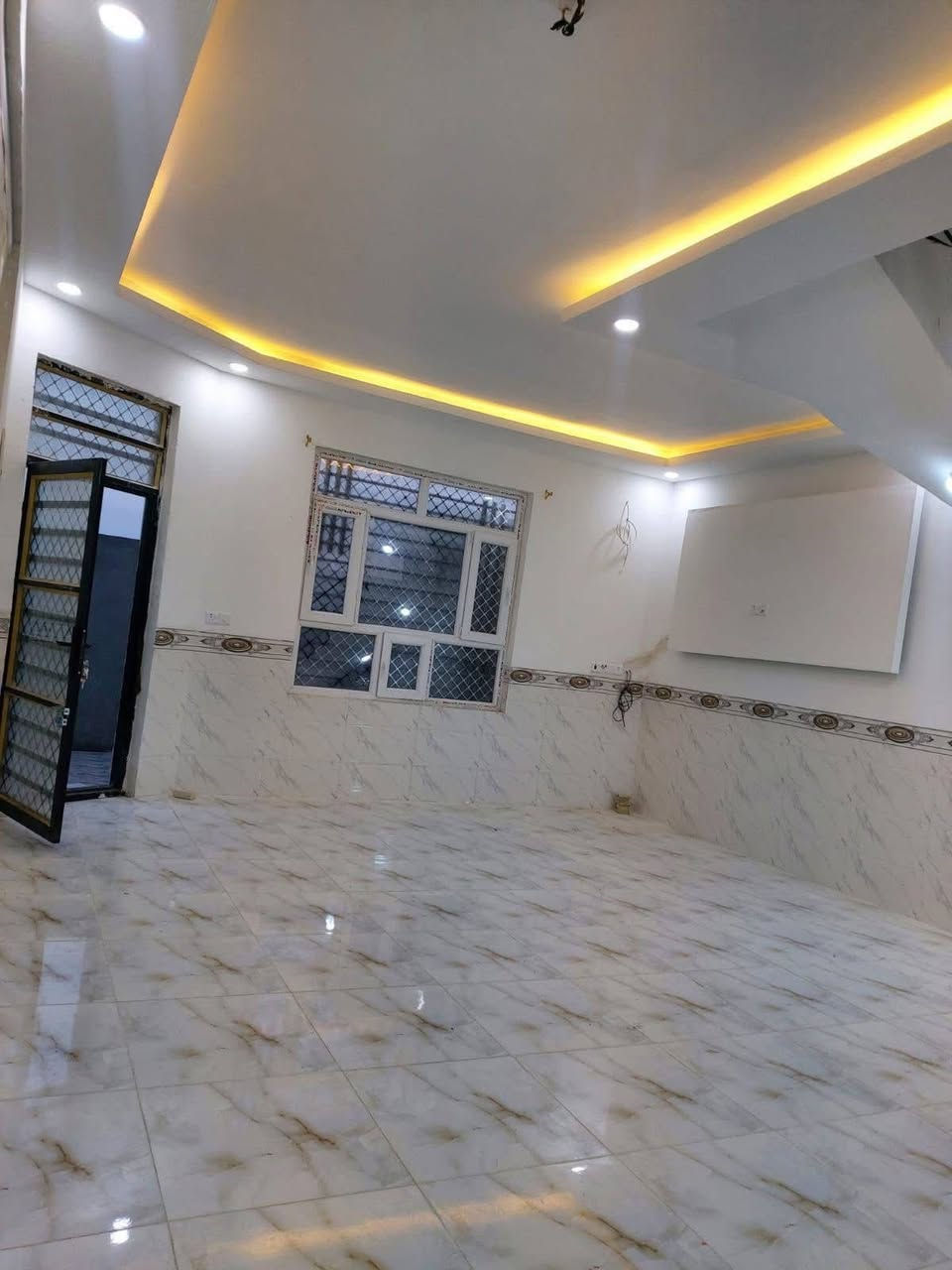 دار سكني للبيع 150 متر
التصنيع قرب الدفاع المدني شارع 15 

السعر 82 مليون وبي مجال
طابق ونص 3 غرف 
وجة 10 نزال 15
 للاستسفار ***********
