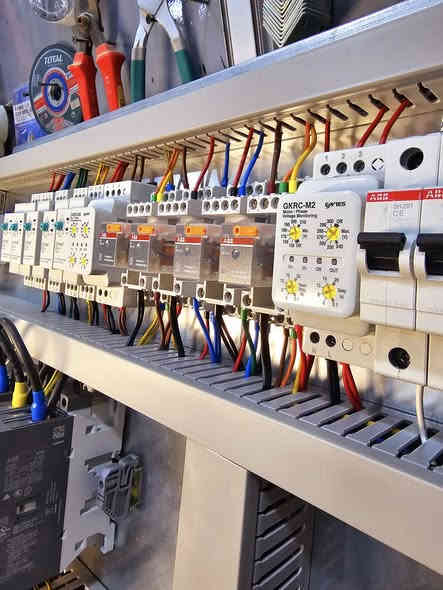 الحمد لله دائماَ وأبداَ ...

أكمال لوحة سيطرة ٥ خطوط ...

القدرة للسيطرة الكهربائية  
***********
