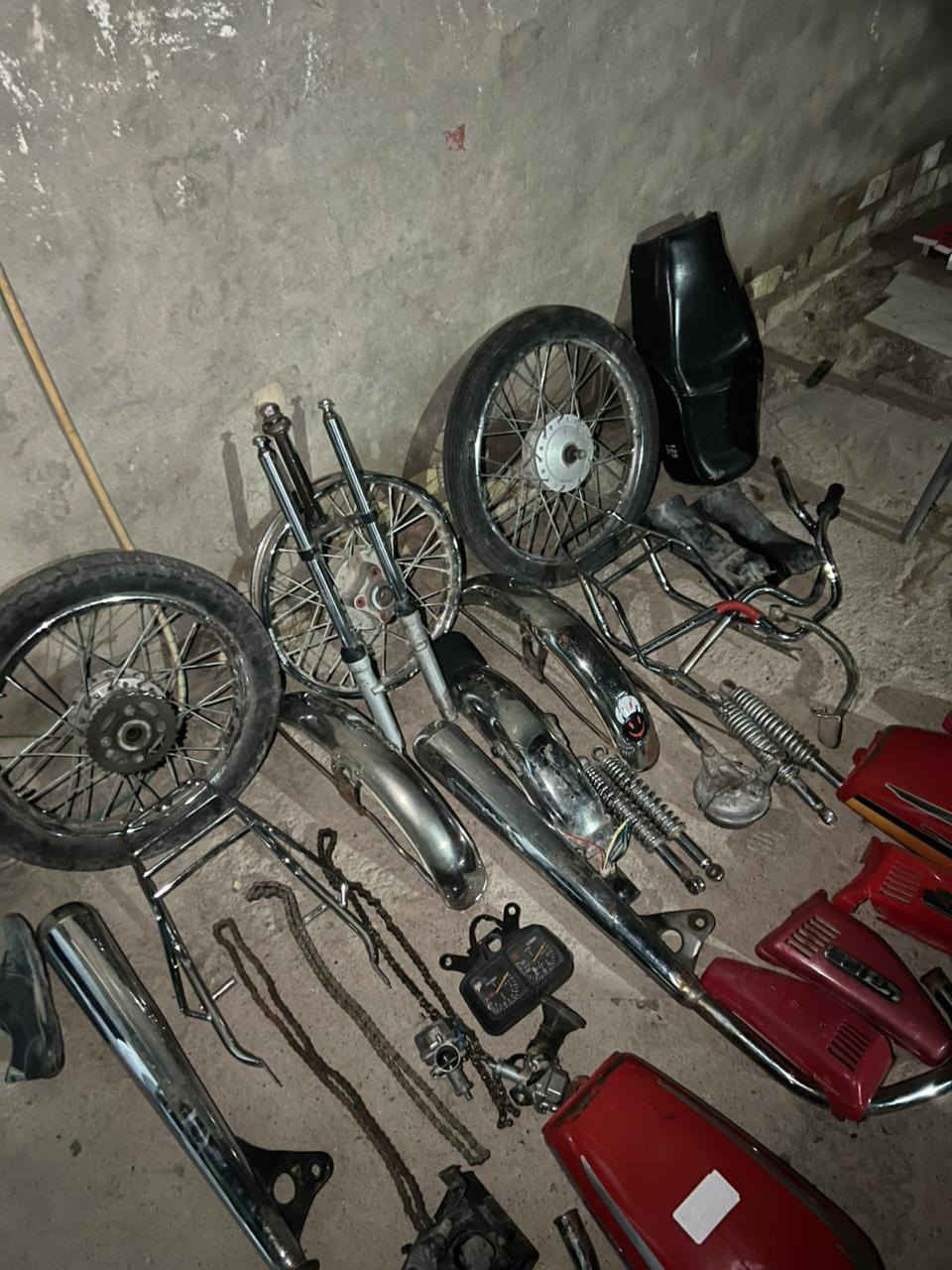 البيع قراض مستعمله غيم اخذ
دشبول عدد1
وياله كامله عدد 3
تانكي عدد 2
سيبايه عدد 2
دبلت خلفي عدد2
دبل امامي عدد1
 زناجيل عدد3
كشن عدد1
 كابريتر عدد 2
صلنصه جعره عدد2
جاملغات عدد3
ستيرن عدد2 
غيم اخذ التواصل خاص او تصل ***********
المكان صويره منطقة طليحه.
