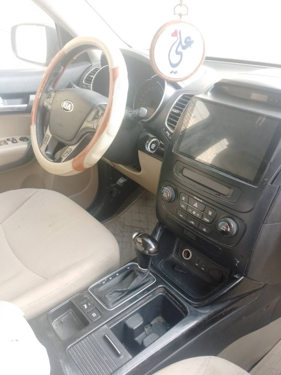 السلام عليكم
سورنتو 2013 شكل 14  خليجي 
 مبدل البنيد بالعراق  و بيهه بارد بالباب مال العبري خلف الصدر
7 راكب 
تبريد 3 قطع 
دخول ذكي / تشغيل بصمه 
مكينة V4      دوش 2400
رقم ذي قار مداور ثاني يوم
للتواصل واتس اب ***********
