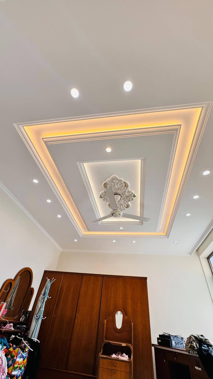 السلام عليكم  يوجد كادر للعمل كافه الديكورات الجبس بورد والديكورات للتفاصيل اكثر اتصل ***********
