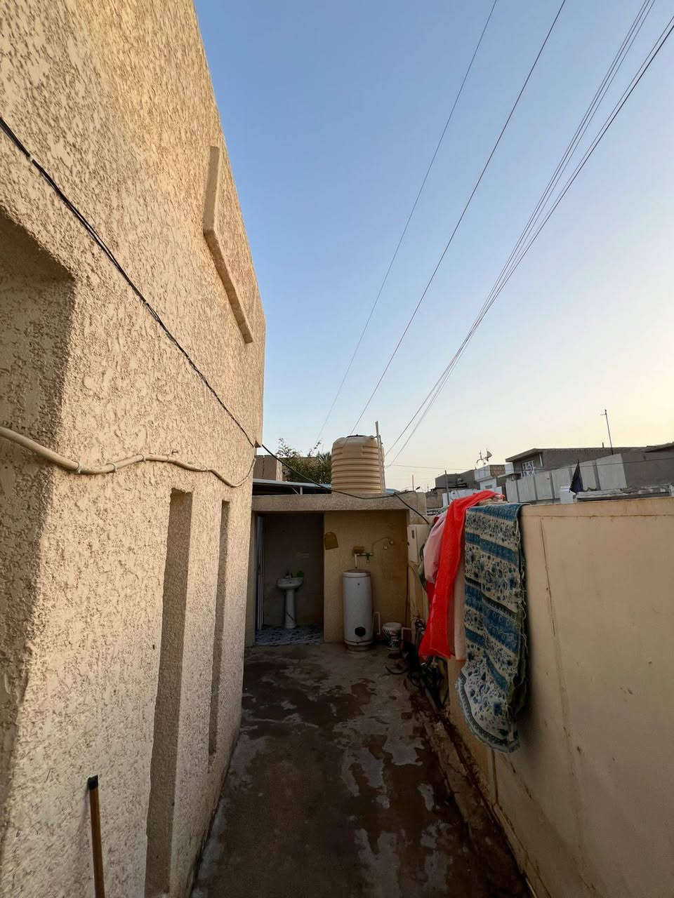 ⭕ يتوفر دار سكن للبيع في منطقة الخاجية القديمة خلف كباب الأحمدي .
🔴 السعر 165 مليون
♻️ مساحة الدار 152م . 
♻️ ( الواجهة 8م × 19م النزال )
♻️ الدار المشيدة نظيف . 
♻️ عرض الشارع 8م   . 
الدار المشيد من طابقين ::
⚜️ يضم الطابق الاول استقبال وهول ومطبخ وغرفة نوم وصحيات . الطابق الثاني. غرفة نوم . بيتونه 

لمزيد من التفاصيل يمكنكم  مراسلتنا على الخاص او الإتصال على الأرقام التالية
📞*********** 
📞***********
عنوان مكتبنا الكائن في  محافظة واسط الكوت / منطقة داموك الطشاش قرب الاسعاف الفوري .
