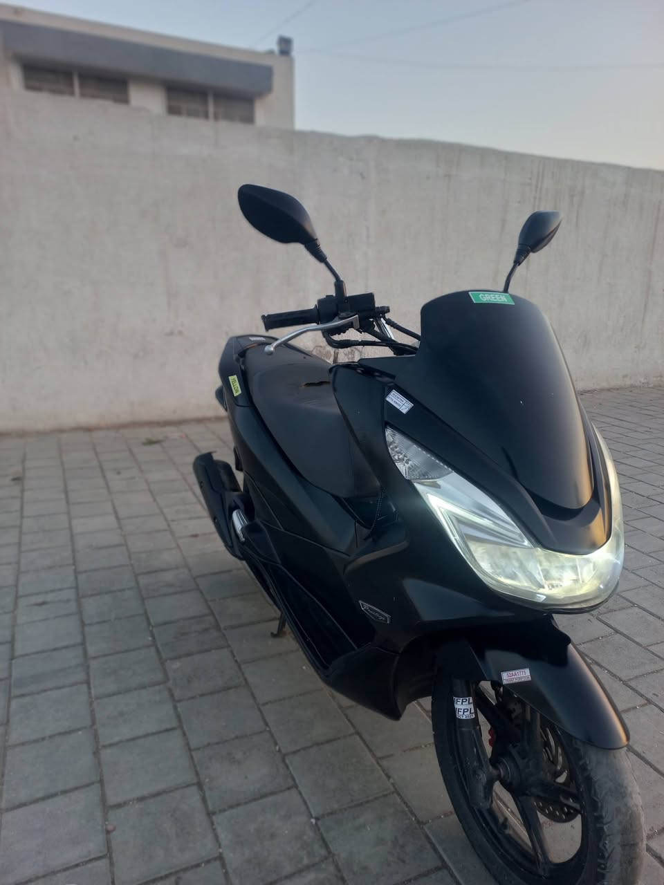 السلام عليكم دراجه بي سي اكس جيل ثاني
 مكينه ١٢٥ خير من ألله 
كهربائيات كيجات كله شغاله
 شلعه معدل فول تراي وين ميعجبك 
السعر مليون وربع مكاني بغداد حي النصر 
***********
