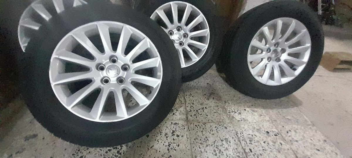 السلام عليكم شباب طخم ويلات وبامه حجم ١٧السعر ٢٠٠آلف دينار رقم الهاتف ***********
