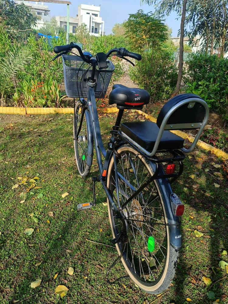 🌸 السلام عليكم ورحمة الله وبركاته 🌸
🚲 دراجة هواية للبيع 🚲

✅ بالة حاوية أصلي .. #وضع شركه 
✅ شرط الفحص والنظافة والضمان
📏 الحجم 27 ونص     #لشه ثقيله 
⚙️ كير وحساس .. 
🛞 تاير عريض 
🪑 سرج طبي أصلي مريح
🧺 سلة أصلية
📐 تصعد طوال القامة
✨ نظافة 95% غير مستخدم
سعر ٢٠٠الف رقم ***********
موديل 2022 كركوك, العراق
