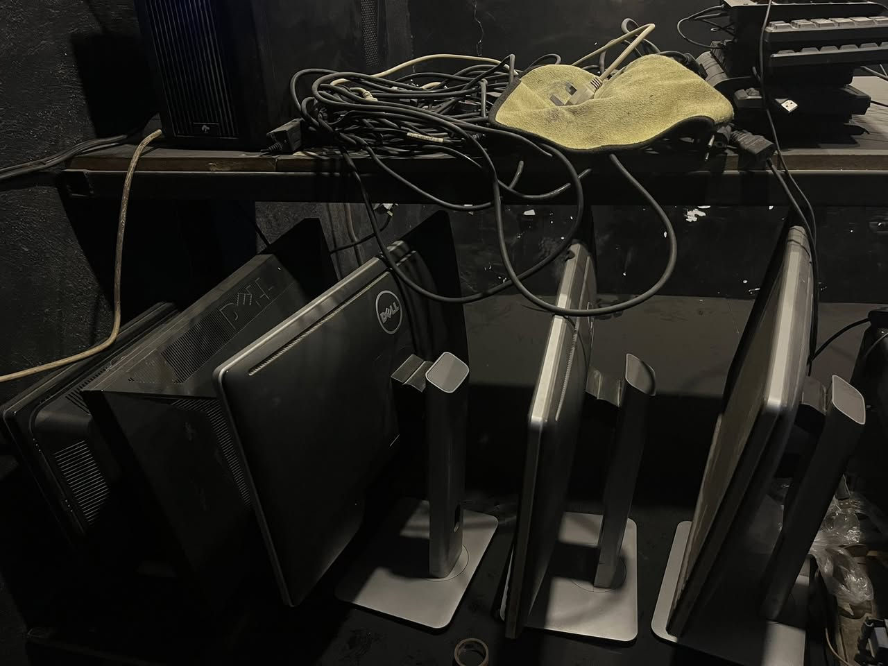 السلام عليكم 
دسك توب hp
كور  اي ٧ الجيل الرابع
رام ١٦ ddr3 
هارد ٥٠٠
كارت شاشه ١٠٥٠ ti ٤كيكا
شاشه ديل حجم ٢٢ 
مع الميز وكل الغراض الي موجوده عل ميز ما عدا اليوبي اس 
للأستفسار 
‭٠٧٧٠ ٧٨٠ ١٦٩٢‬
