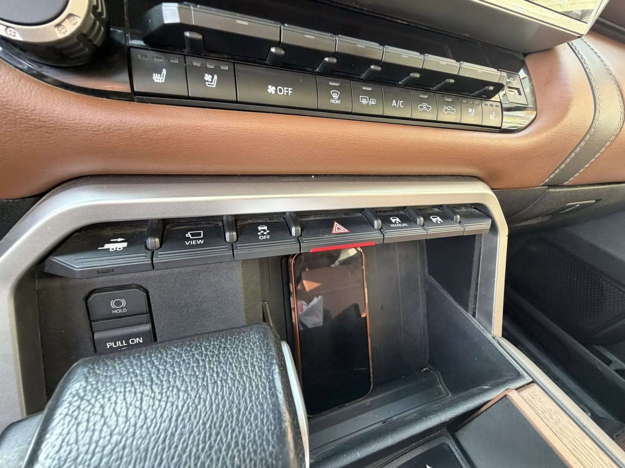 تيوتا تاندرا للبيع  موديل 2023 
ماشي 77.000 كم
فول مواصفات كابستون  1794 معروفه مواصفاتهة جوبلسات ضربتهة من وره بالجاملغ الايمن مال بدي مغلفه جاهزه 
***********
